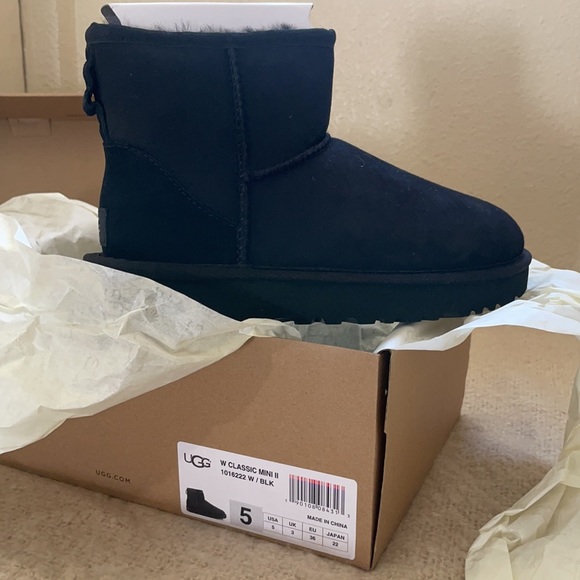 UGG Boot - Classic Mini II - Picture 2 of 3